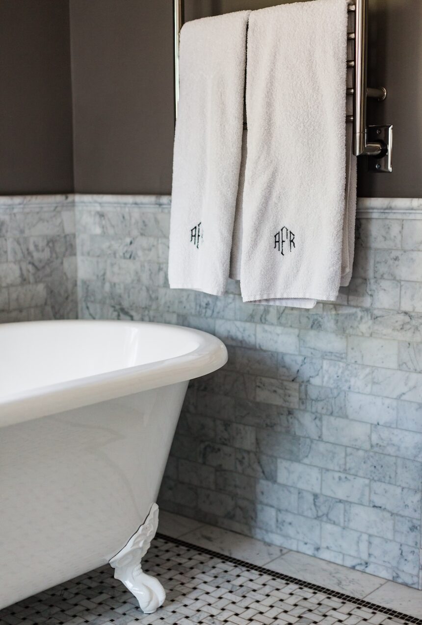 bathroom-half-wall-tile-bathtub-design