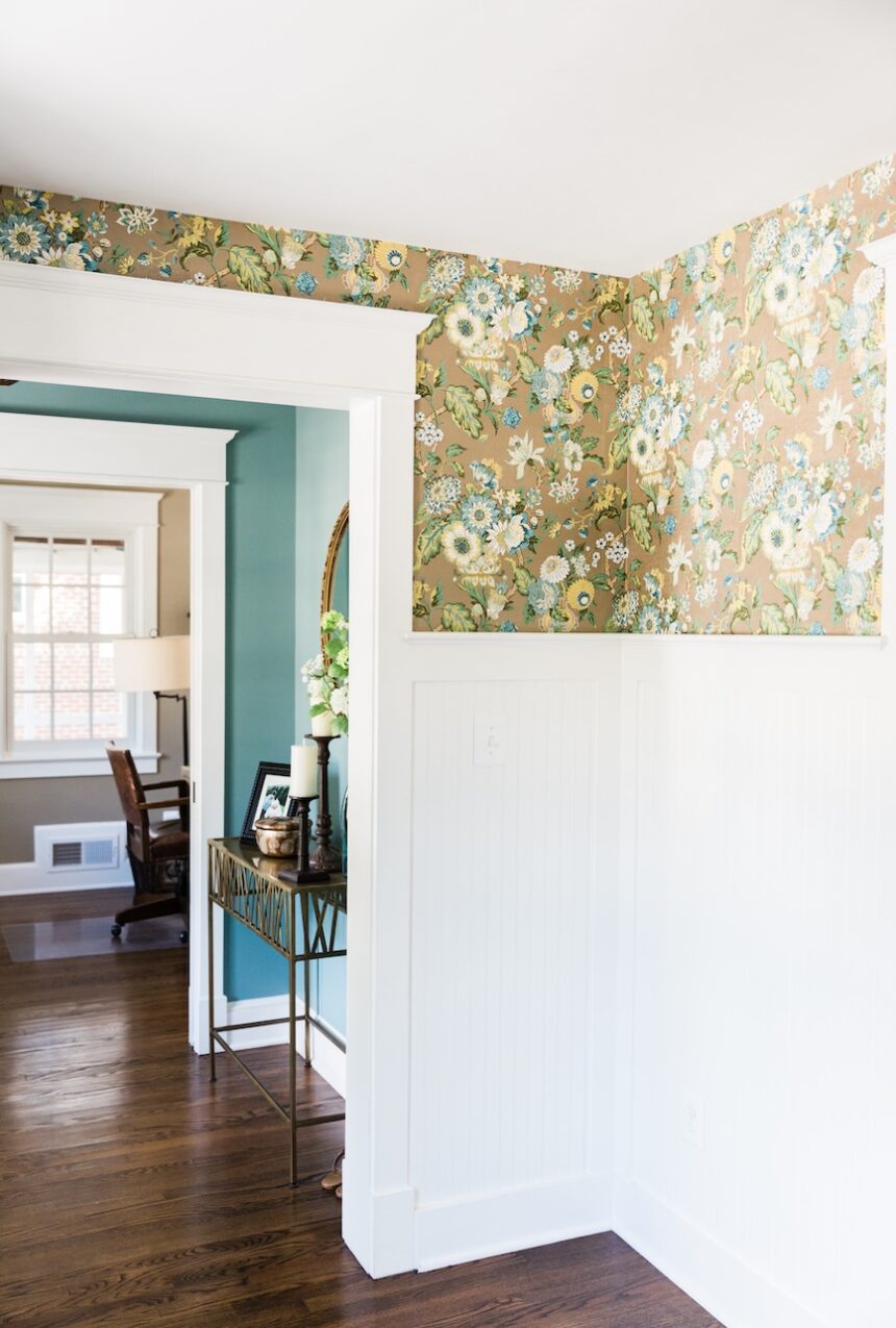 entryway-green-floral-wallpaper-interior-design