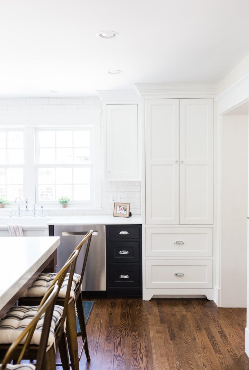 kitchen-design-dark-wood-floors-white-cabinetry