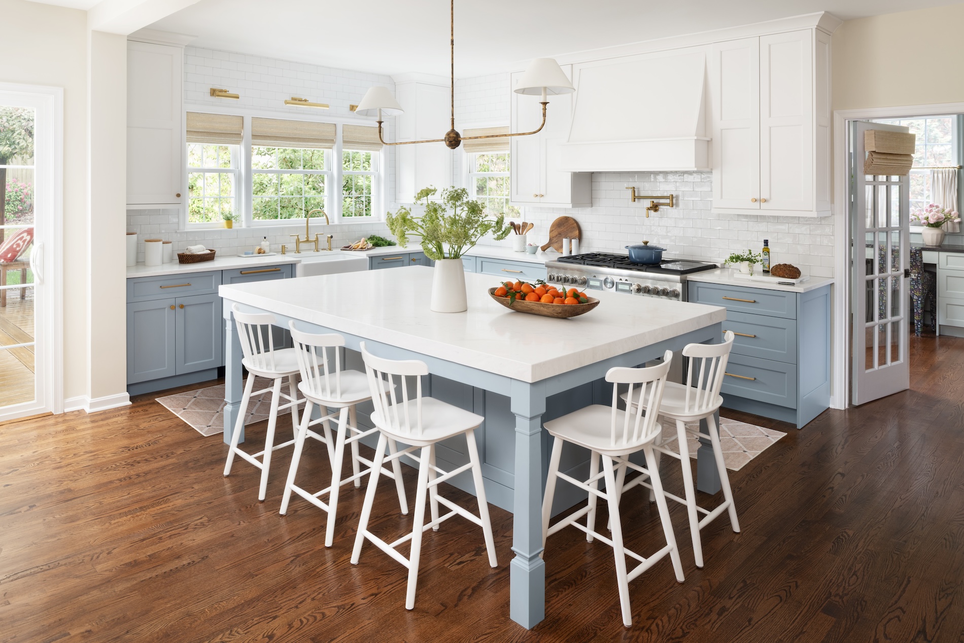 kitchen-island-with-five-white-stools