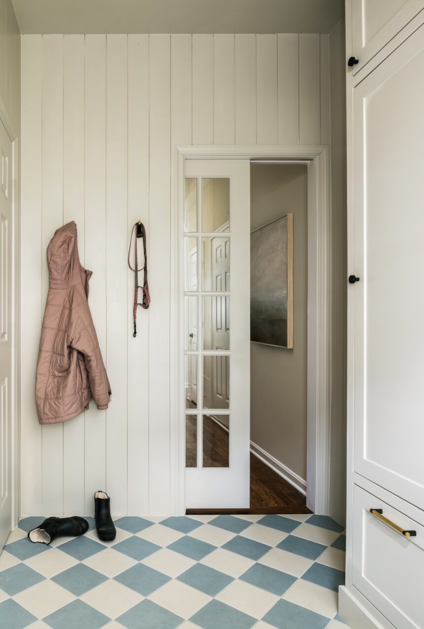 mudroom-interior-design-blue-white-checkerboard-floor